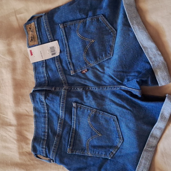 Levis ladies cuffed shorts size 7/28.  New. - Picture 2 of 6